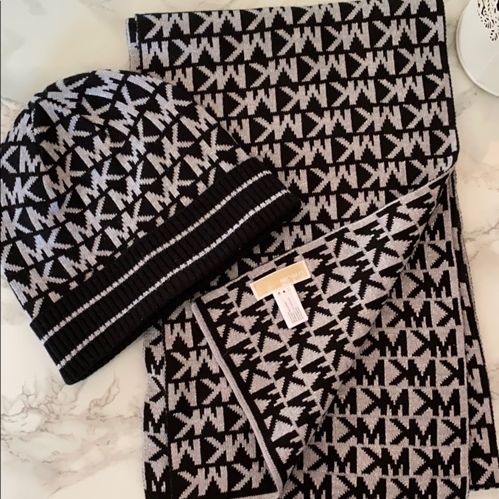 MICHAEL KORS  Scarf and Beanie